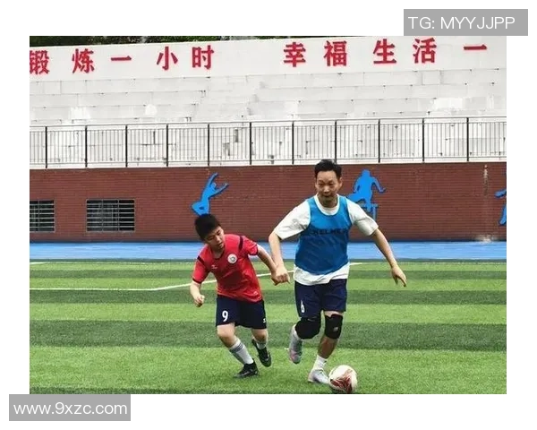 双胞胎兄弟携手征战足球场展现默契与团结的精彩瞬间 双胞胎兄弟携手征战足球场展现默契与团结的精彩瞬间
